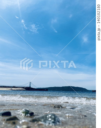 波打ち際から望む明石海峡大橋 波打ち際から望む明石海峡大橋 140102180
