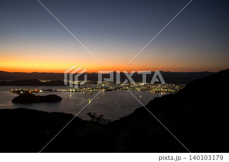 夕暮れの周南工場夜景夜の煌めき 140103179
