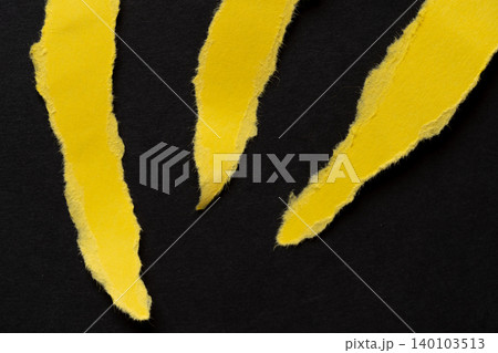 黒背景に破れた黄色の画用紙 黒背景に破れた黄色の画用紙 140103513