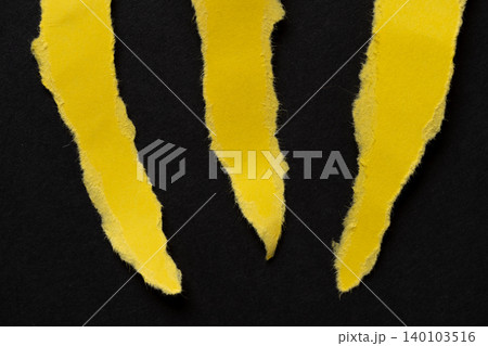 黒背景に破れた黄色の画用紙 黒背景に破れた黄色の画用紙 140103516
