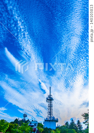 神戸・摩耶山のテレビ塔と大空 神戸・摩耶山のテレビ塔と大空 140103813