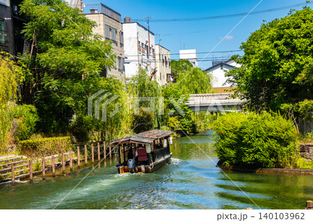 【京都風景】酒どころ伏見 濠川の新緑の風景 【京都風景】酒どころ伏見 濠川の新緑の風景 140103962