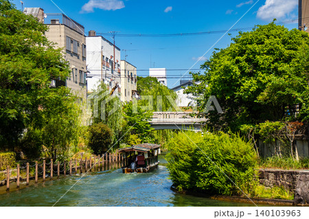 【京都風景】酒どころ伏見 濠川の新緑の風景 【京都風景】酒どころ伏見 濠川の新緑の風景 140103963