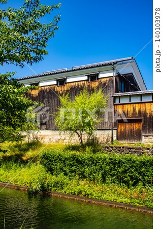 【京都風景】酒どころ伏見 濠川の新緑の風景 【京都風景】酒どころ伏見 濠川の新緑の風景 140103978