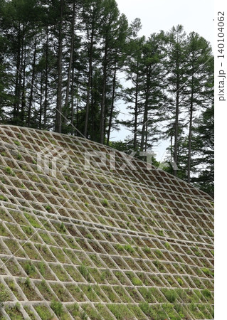 防災対策が施された山間部の道路風景 防災対策が施された山間部の道路風景 140104062