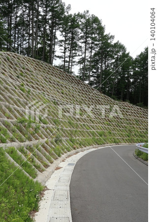 防災対策が施された山間部の道路風景 防災対策が施された山間部の道路風景 140104064