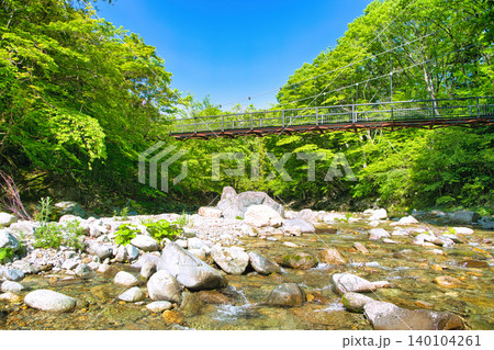 栃木県那須塩原市 木の俣園地を流れる木の俣川と巨岩吊り橋 栃木県那須塩原市 木の俣園地を流れる木の俣川と巨岩吊り橋 140104261