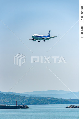 高知空港に着陸態勢で降下する飛行機 高知空港に着陸態勢で降下する飛行機 140104901