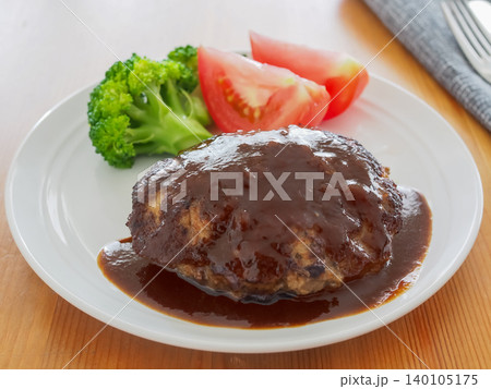 トマトとブロッコリーを添えたハンバーグ 140105175