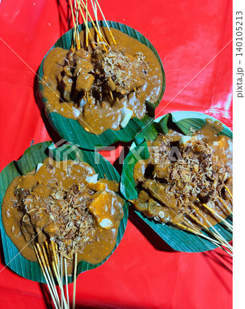 Traditional indonesian chicken satay skewers served on banana leaves Traditional indonesian chicken satay skewers served on banana leaves 140105213