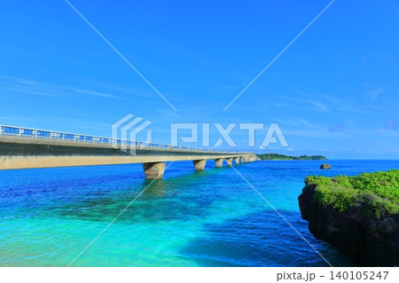 【沖縄県】快晴の池間大橋(宮古島) 【沖縄県】快晴の池間大橋(宮古島) 140105247