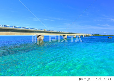 【沖縄県】快晴の池間大橋(宮古島) 【沖縄県】快晴の池間大橋(宮古島) 140105254