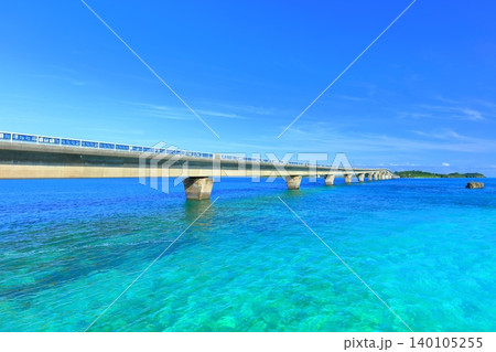 【沖縄県】快晴の池間大橋(宮古島) 【沖縄県】快晴の池間大橋(宮古島) 140105255