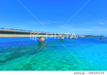 【沖縄県】快晴の池間大橋(宮古島) 【沖縄県】快晴の池間大橋(宮古島) 140105256