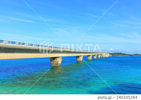 【沖縄県】快晴の池間大橋(宮古島) 【沖縄県】快晴の池間大橋(宮古島) 140105264