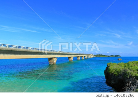 【沖縄県】快晴の池間大橋(宮古島) 【沖縄県】快晴の池間大橋(宮古島) 140105266