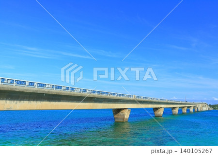 【沖縄県】快晴の池間大橋(宮古島) 【沖縄県】快晴の池間大橋(宮古島) 140105267