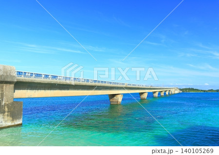 【沖縄県】快晴の池間大橋(宮古島) 【沖縄県】快晴の池間大橋(宮古島) 140105269