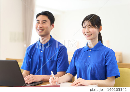 介護施設で研修を受けるアジア人介護士 介護施設で研修を受けるアジア人介護士 140105542