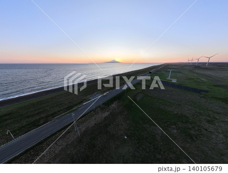 北海道オロロンライン 北緯45度線モニュメントと利尻富士の夕景 ドローン空撮静止画 北海道オロロンライン 北緯45度線モニュメントと利尻富士の夕景 ドローン空撮静止画 140105679