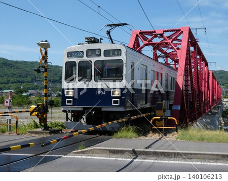 上田電鉄別所線の千曲川橋梁を通過する上田電鉄1000系まるまどりーむ号 上田電鉄別所線の千曲川橋梁を通過する上田電鉄1000系まるまどりーむ号 140106213