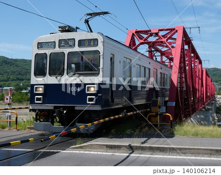 上田電鉄別所線の千曲川橋梁を通過する上田電鉄1000系まるまどりーむ号 上田電鉄別所線の千曲川橋梁を通過する上田電鉄1000系まるまどりーむ号 140106214