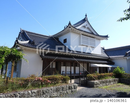 岡山県津山市にあるさくら名所100選のひとつ「鶴山公園（津山城趾）」：唯一復元された備中櫓 140106361