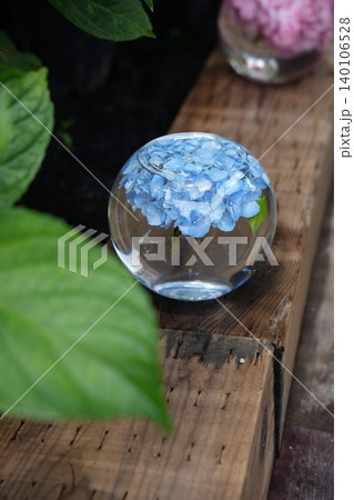 ガラスボウルに浮かぶ青い紫陽花と梅雨の風景 ガラスボウルに浮かぶ青い紫陽花と梅雨の風景 140106528