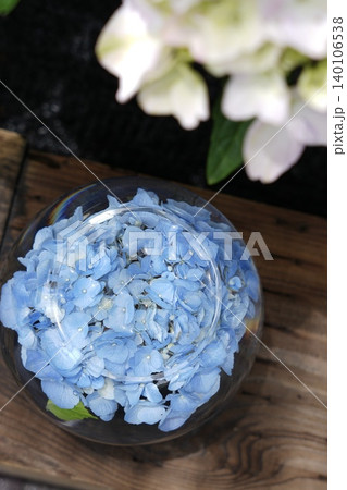 ガラスボウルに浮かぶ青い紫陽花と梅雨の風景 ガラスボウルに浮かぶ青い紫陽花と梅雨の風景 140106538