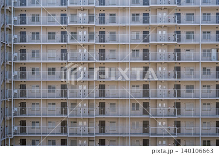 古い集合住宅の玄関 古い集合住宅の玄関 140106663