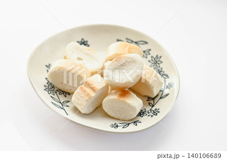 小皿に盛ったお麩 小皿に盛ったお麩 140106689