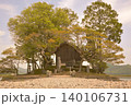 池の上に存在する神社 140106731