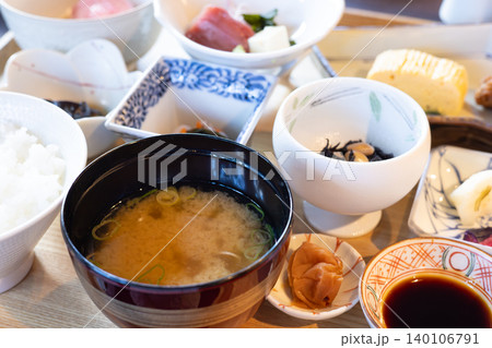 おかずいっぱいの美味しい和朝食 140106791