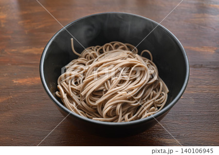茹でたての温かい蕎麦 140106945
