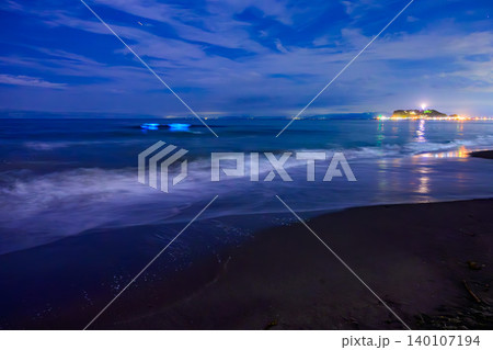 月明かりの七里ヶ浜と江の島夜景 夜光虫が青く輝く海とスローシャッターで白い雲が浮かぶ幻想風景 月明かりの七里ヶ浜と江の島夜景 夜光虫が青く輝く海とスローシャッターで白い雲が浮かぶ幻想風景 140107194