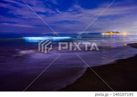 月明かりの七里ヶ浜と江の島夜景 夜光虫が青く輝く海とスローシャッターで白い雲が浮かぶ幻想風景 月明かりの七里ヶ浜と江の島夜景 夜光虫が青く輝く海とスローシャッターで白い雲が浮かぶ幻想風景 140107195