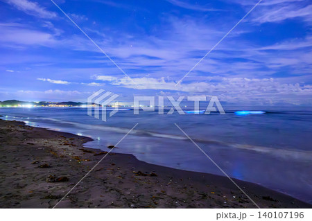 月明かりの七里ヶ浜から望む逗子夜景 雲間にのぞくさそり座と青く光る夜光虫の海 140107196