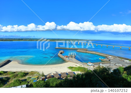 【沖縄県】松の木展望台から見た来間大橋(宮古島) 【沖縄県】松の木展望台から見た来間大橋(宮古島) 140107252