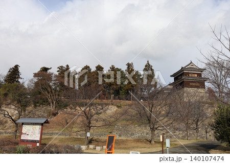 やぐら下芝生広場から南櫓を望む【長野・上田市】 やぐら下芝生広場から南櫓を望む【長野・上田市】 140107474