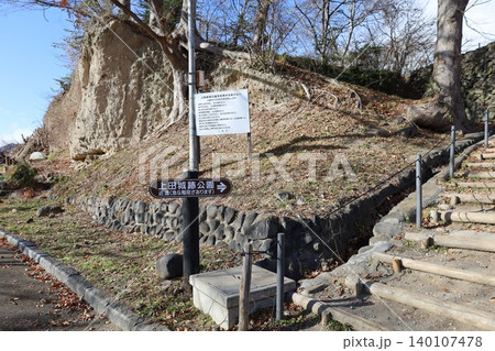 尼ヶ淵の崖から上田城跡公園へ【長野・上田市】 尼ヶ淵の崖から上田城跡公園へ【長野・上田市】 140107478