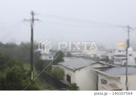 窓から見る台風風景 窓から見る台風風景 140107564