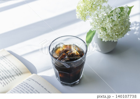 読書とアイスコーヒーで過ごす夏のリラックスタイム 読書とアイスコーヒーで過ごす夏のリラックスタイム 140107738