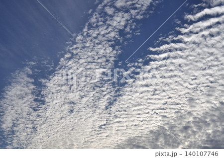 青空に伸びる雲 140107746