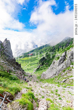 千畳敷カールの絶景 登山道から見下ろす眺望 千畳敷カールの絶景 登山道から見下ろす眺望 140108055