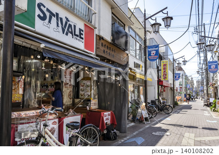 長原駅前商店街の飲食店と店舗が並ぶ通り 長原駅前商店街の飲食店と店舗が並ぶ通り 140108202