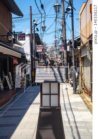 【京都風景】竜馬通り商店街 風情ある置き行灯(あんどん)が楽しい 【京都風景】竜馬通り商店街 風情ある置き行灯(あんどん)が楽しい 140108217