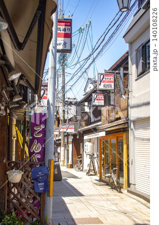 【京都風景】竜馬通り商店街 風情ある置き行灯(あんどん)が楽しい 140108226