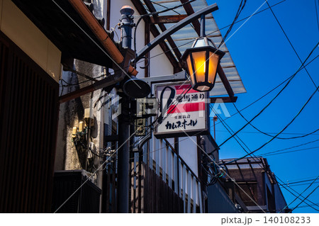 【京都風景】竜馬通り商店街 風情ある置き行灯(あんどん)が楽しい 【京都風景】竜馬通り商店街 風情ある置き行灯(あんどん)が楽しい 140108233