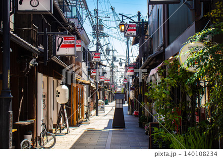 【京都風景】竜馬通り商店街 風情ある置き行灯(あんどん)が楽しい 140108234