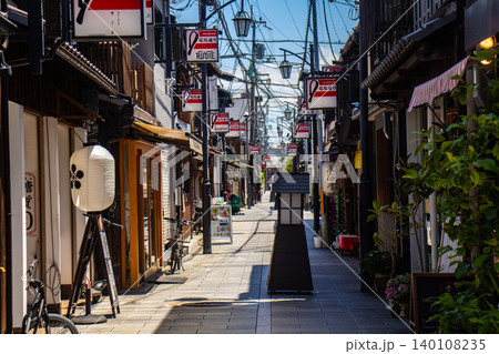 【京都風景】竜馬通り商店街 風情ある置き行灯(あんどん)が楽しい 140108235